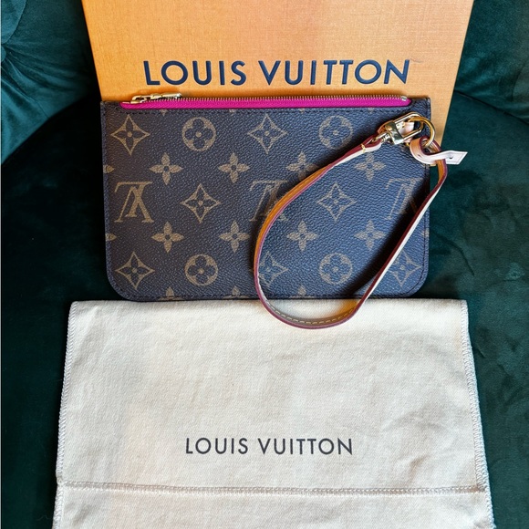 Authentic Louis Vuitton Neverfull PM NEW pink monogram wristlet pouch - Picture 1 of 8